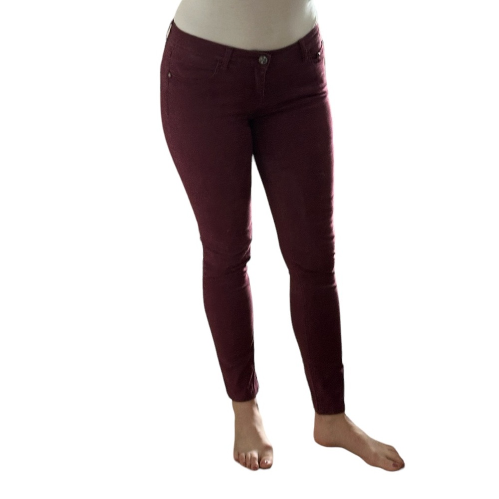 Skinny denim pants, low rise.